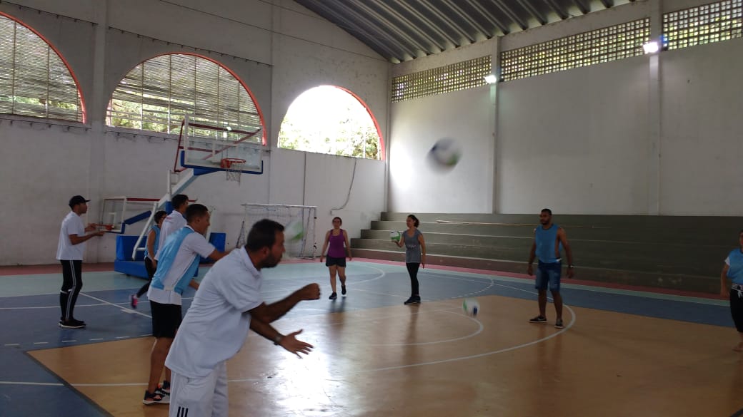 fotos estudantes em quadra esportiva jogando vôlei