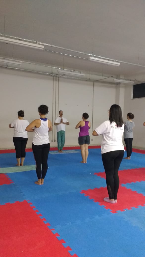 estudantes em sala praticando yoga