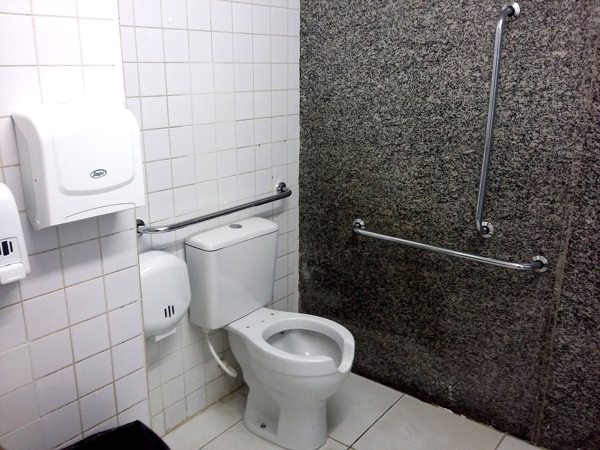 Banheiros reformados, com acessibilidade para cadeirantes