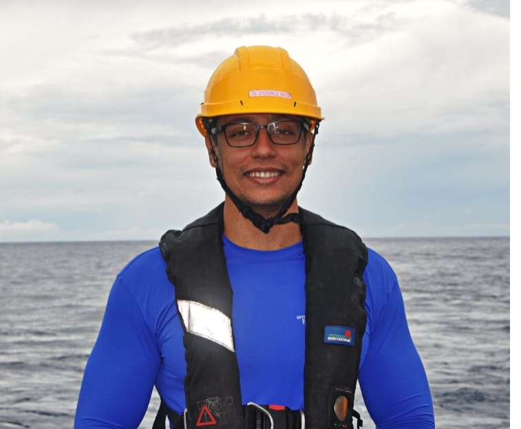 Estudante Leandro Nolé em atuação frente ao mar