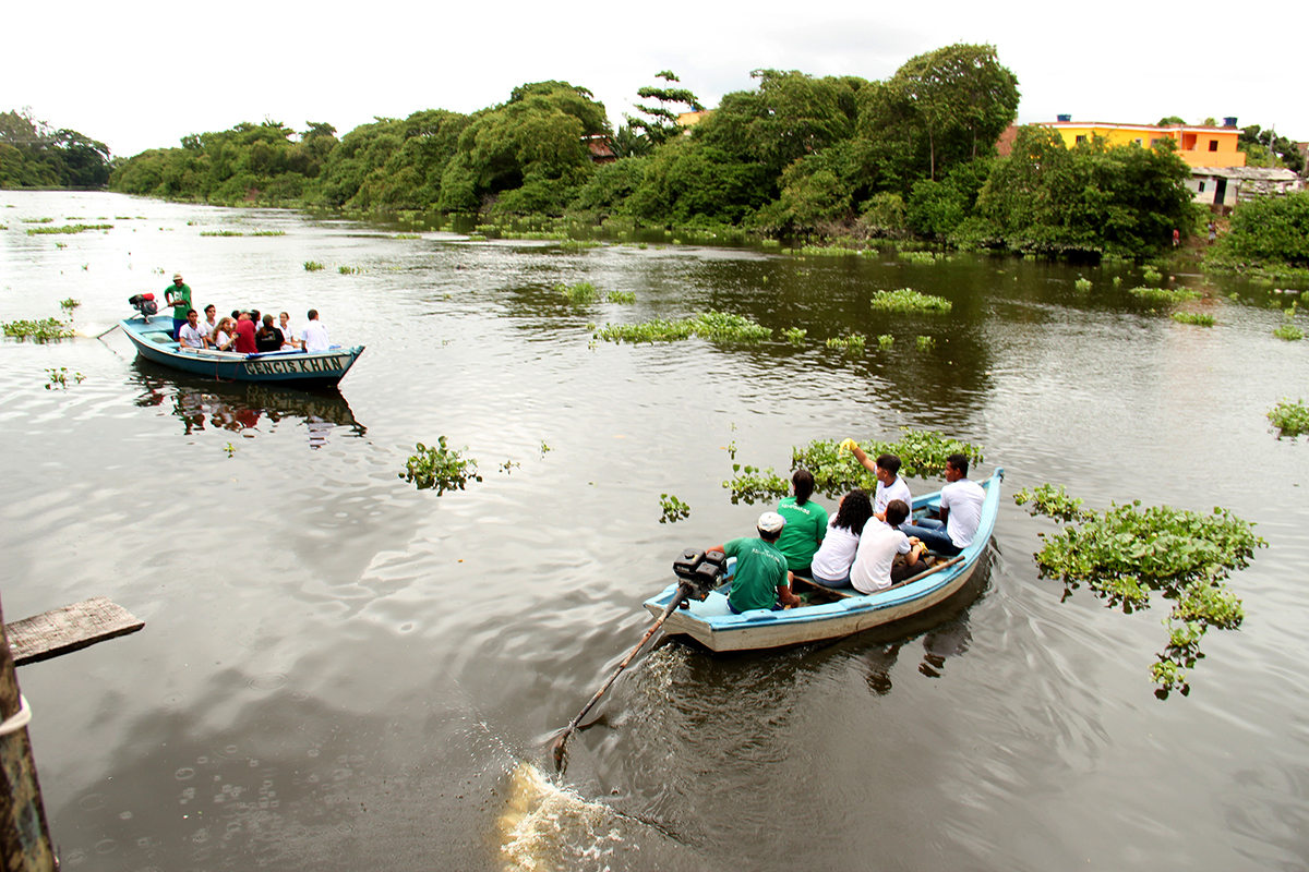 imagem de barcos navegando no rio capibaribe