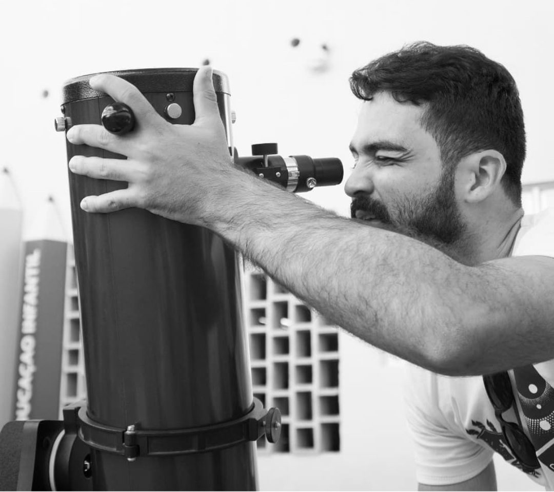 Romário Midon em telescópio 