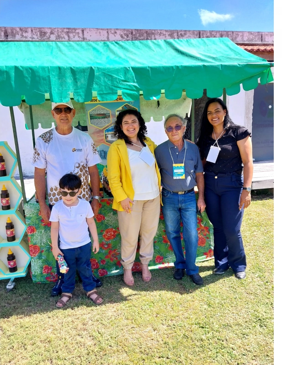 professora Renata com expositores da feira