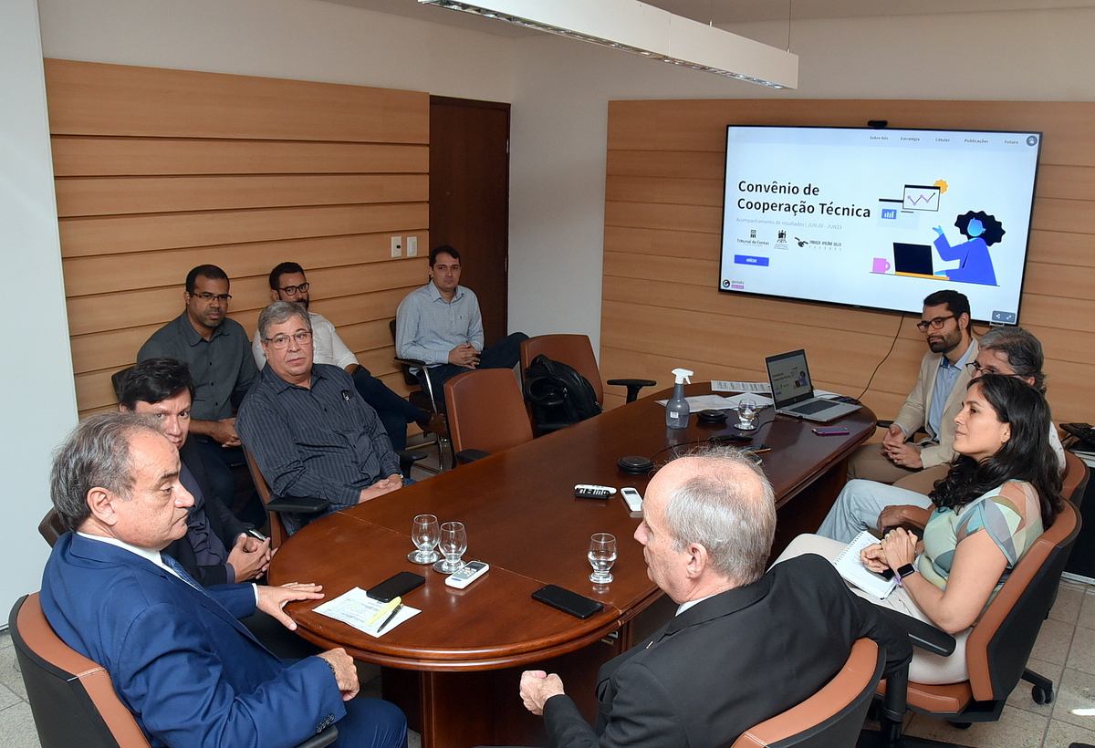 reunião do reitor e diretores no TCE