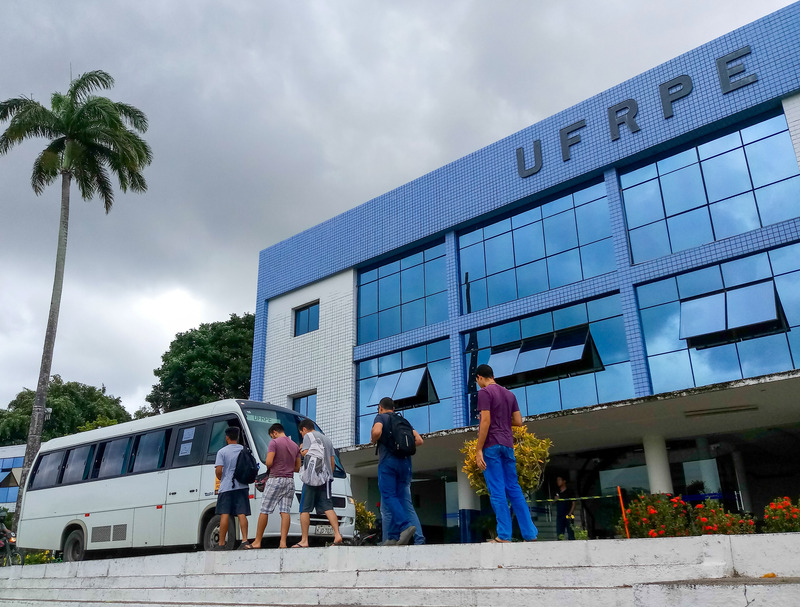 Foto do ônibus circular da UFRPE em frente ao Prédio Central da Instituição