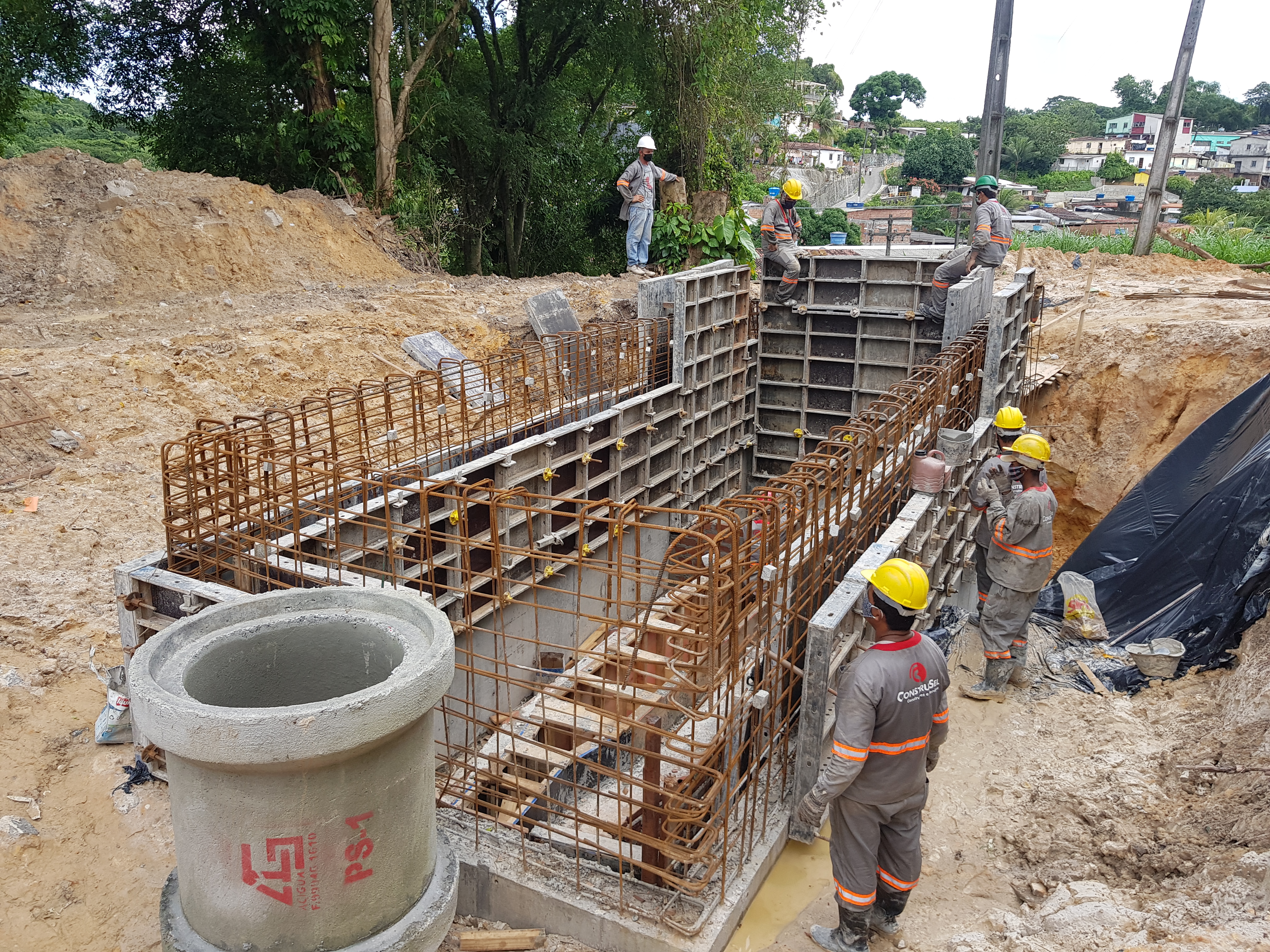 trabalhadores na obra de instalação