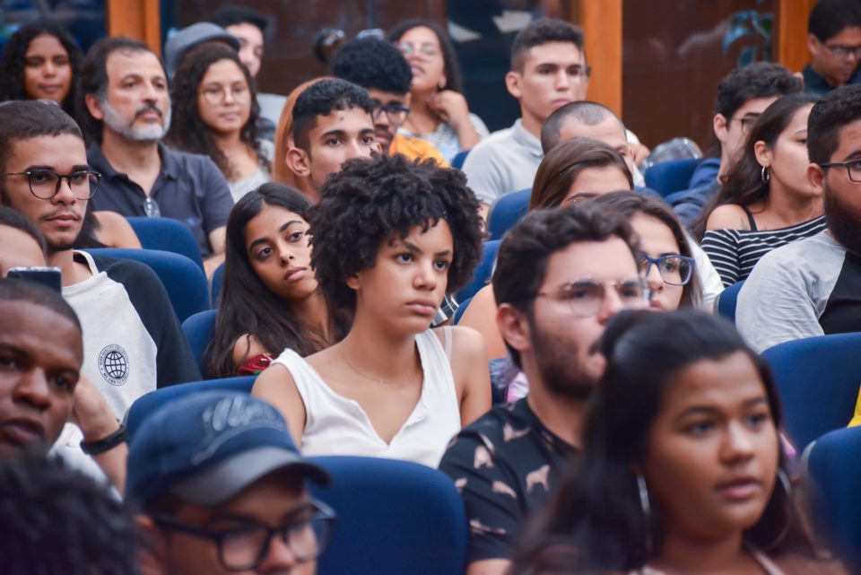 estudantes no salão nobre