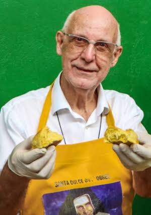 Padre Júlio Lancellotti com pão na mão partido