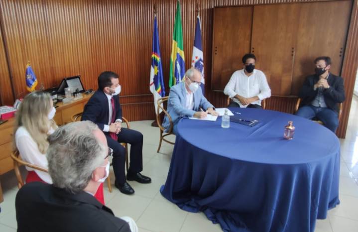 foto reitor assinando convênio ao lado do gestor de Fernando de Noronha e pró-reitores