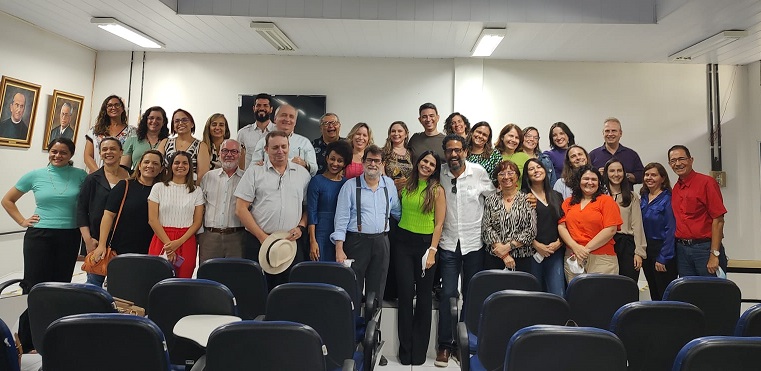 representantes da gestão e dos conselhos superiores juntos na sala dos conselhos