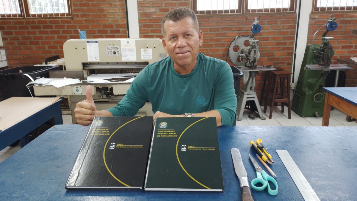 servidor com capa dura e instrumentos