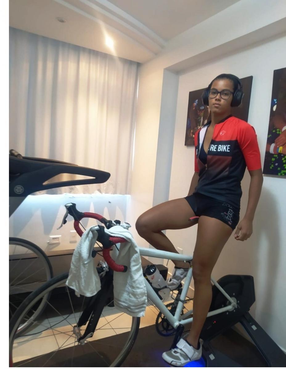 aluna na bicicleta da competição em casa