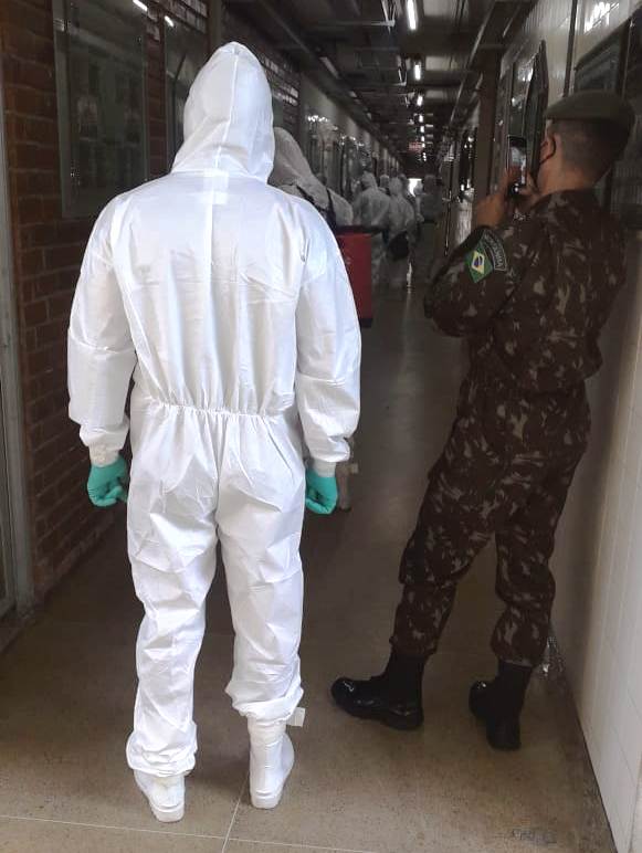 equipe realizando desinfecção do hospital