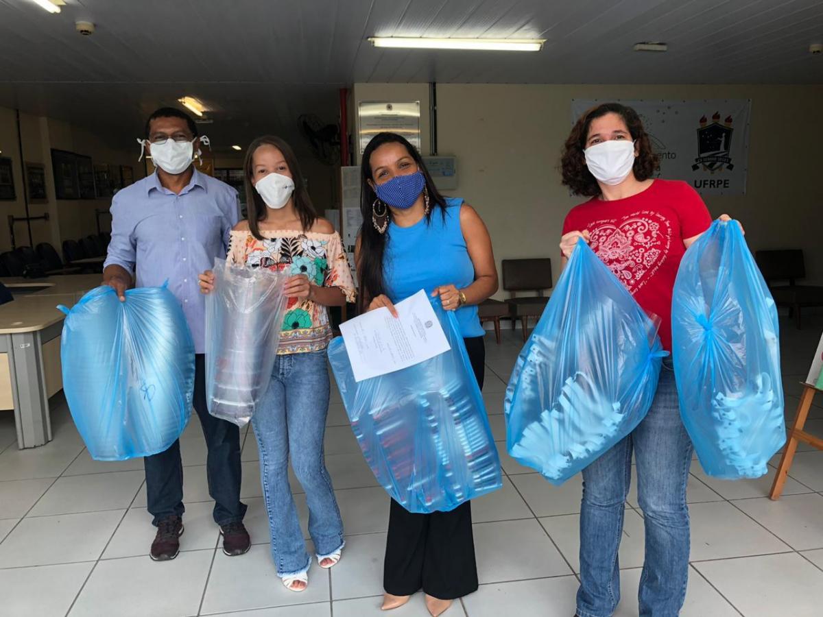 equipe distribuindo as máscaras